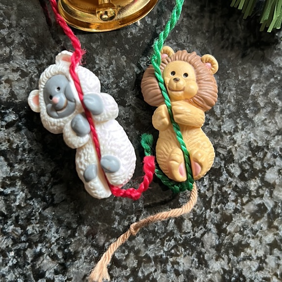 Hallmark 1993 Vintage Ornament Curly n Kingly  Lion & Lamb - Picture 4 of 10
